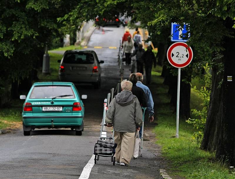 Most u Rica ústící do Plovárenské ulice na Žižkově již byl několikrát průjezdný pro osobní automobily. Ilustrační foto