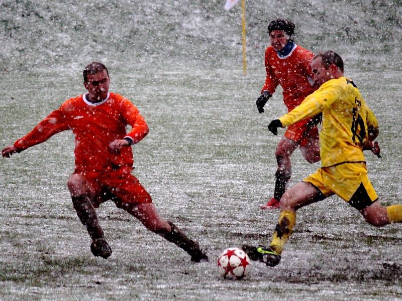 Jako sněhuláci si museli připadat fotbalisté Havlíčkovy Borové a Leštiny, kteří svůj duel nakonec dohráli, ale ve druhém poločase už to nebylo příliš o fotbalu.