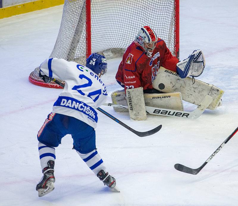 Hokejové utkání čtvrtfinále play-off 2. ligy mezi domácím BK Havlíčkův Brod (v červeném) a HC Tábor.