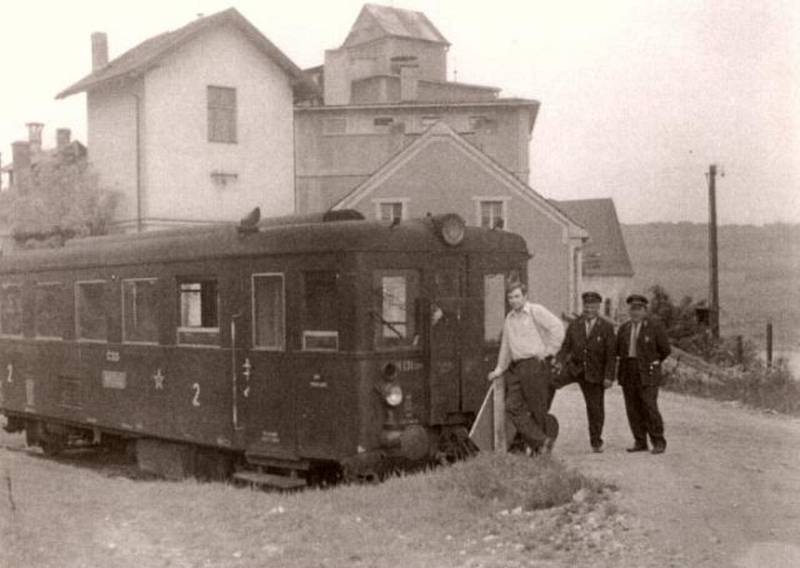 Železniční stanice Dolní Kralovice - zarážedlo u tzv Výkupu, zde železnice končila.