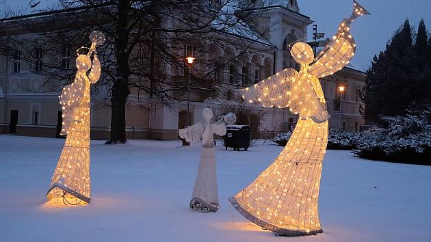 Užijte si procházku vánočně osvětleným parkem ve Světlé.