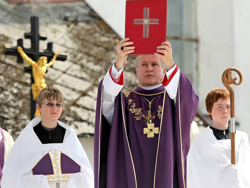 Slavnostního ceremoniálu a pouti se zúčastnily asi dva tisíce lidí. Během soboty a nedělního dopoledne schránu s ostatky Josefa Toufara lidé mohli vidět vystavenou v číhošťském kostele a měli možnost se s Toufarem rozloučit.