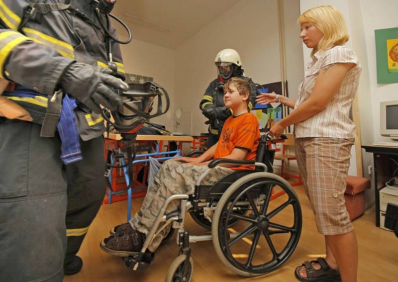 Celá škola, zdraví i handicapovaní žáci, učitelé i pedagogičtí asistenti absolvovali za pomoci havlíčkobrodských profesionálních hasičů cvičnou evakuaci neuvěřitelně hladce a navíc i v pozoruhodném čase dvanácti minut.