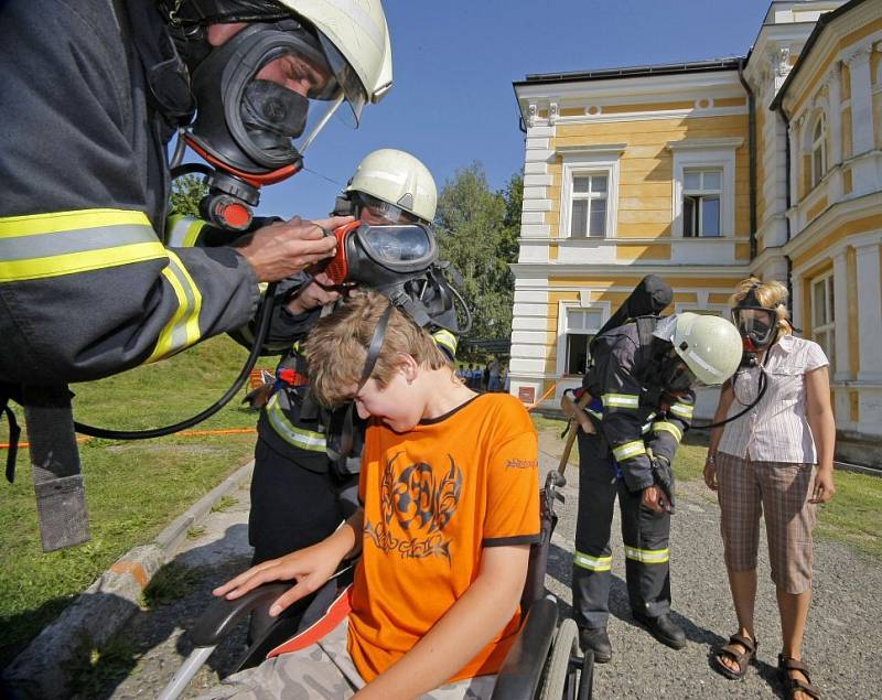 Celá škola, zdraví i handicapovaní žáci, učitelé i pedagogičtí asistenti absolvovali za pomoci havlíčkobrodských profesionálních hasičů cvičnou evakuaci neuvěřitelně hladce a navíc i v pozoruhodném čase dvanácti minut.