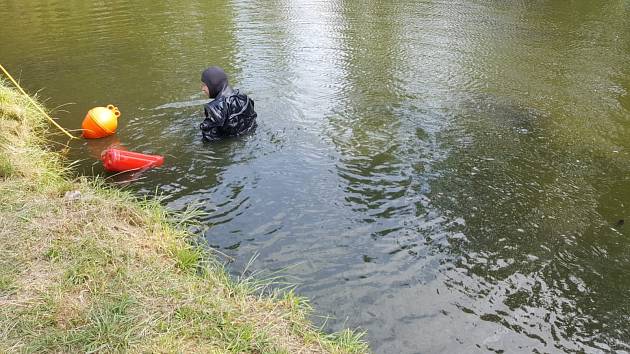 Policie: Žena nalezená v rybníku zemřela cizím zaviněním