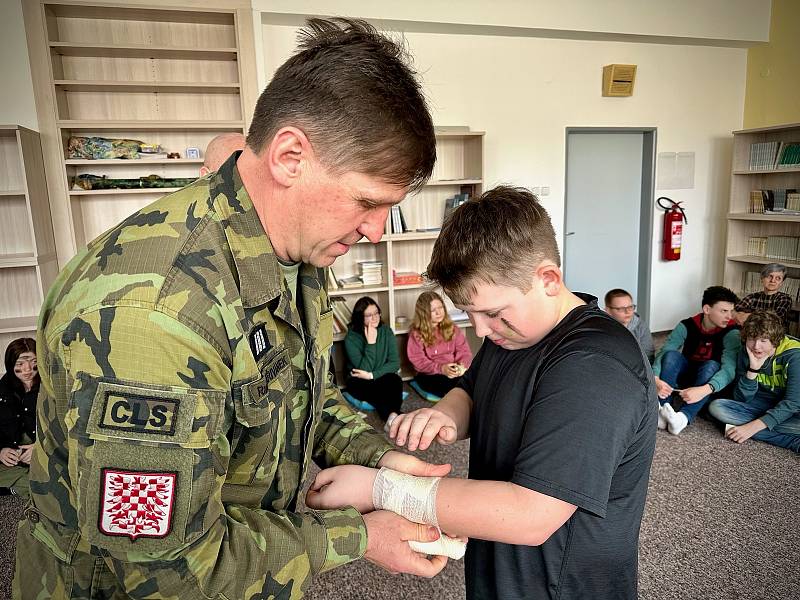 Vrtulníkáři s projektem POKOS zaletěli na Vysočinu. Učili mladé lidi první pomoci a vysvětlili, jak je možné stát se vojenským pilotem.