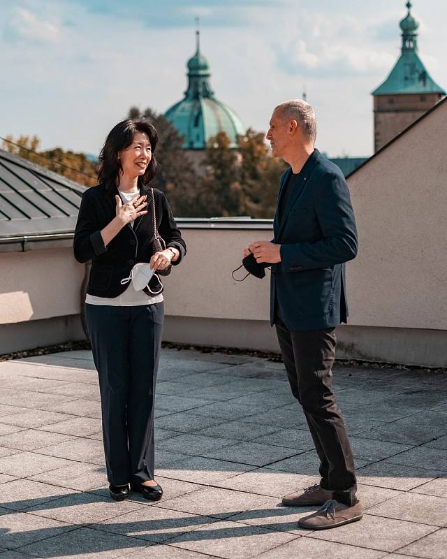 Johanka Juklová, žákyně sekundy brodského gymnázia využila uplynulý lockdown originálně a sama se naučila japonsky. A především díky tomu do Havlíčkova Brodu nedávno přijel japonský velvyslanec Hideo Suzuki.