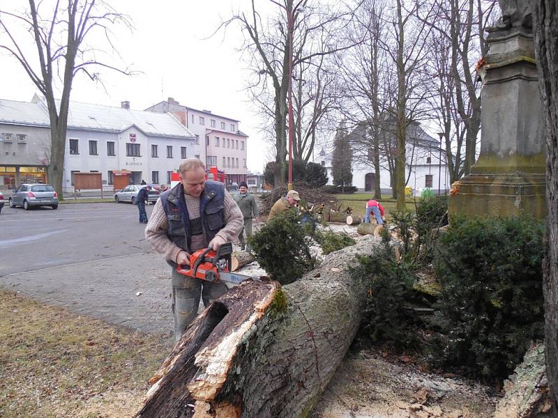 Starou lípu u sochy svatého Jana Nepomuckého ve Vojnově Městci na Žďársku rozlomil poryv větru. Padající kmen poškodil sochu. Pádem hrozily i jiné stromy, proto je radnice nechala pokácet. 