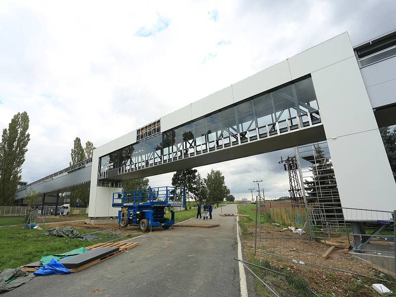 Nový pásový dopravník, který propojuje výrobní halu se skladem skláren Crystalite Bohemia ve Světlé nad Sázavou.