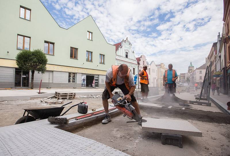 Práce na rekonstrukci Dolní ulice v Havlíčkově Brodě dne 2. července 2020.