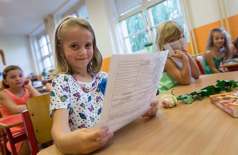 Takto vypadalo předávání vysvědčení dětem první třídy na základní škole V Sadech letos o pololetí. Ještě před koronavirovou pandemií.