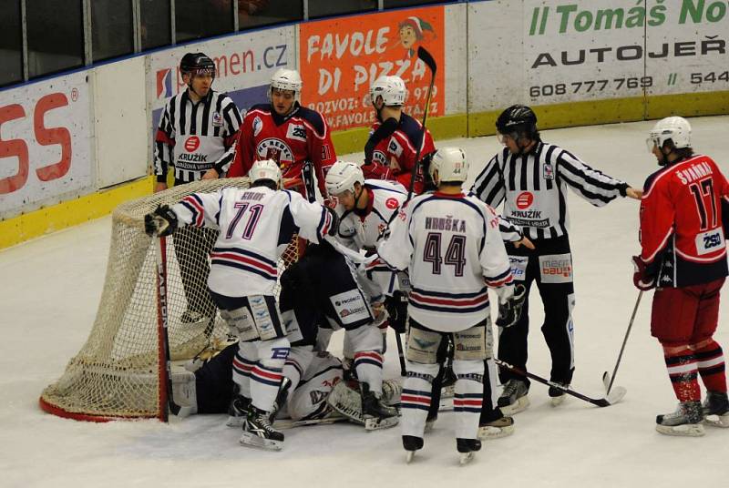 Ze sobotního hokejového utkání HC Rebel Havl. Brod - HC Piráti Chomutov.