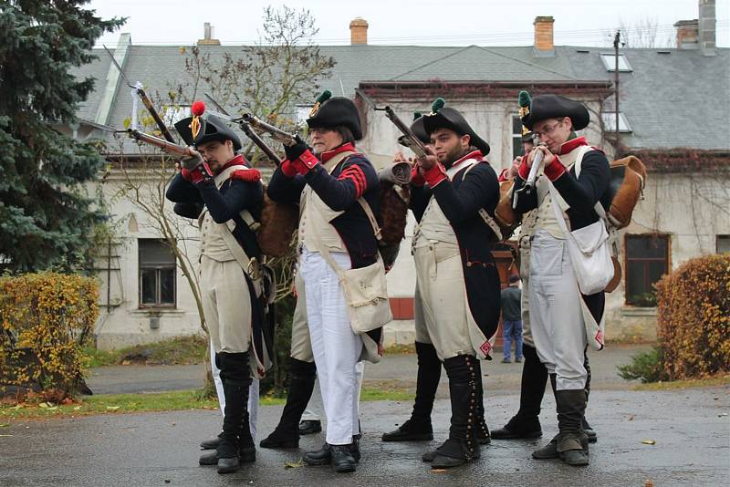 Rekonstrukce historické bitvy u Štoků se účastní minimálně stovka vojáků v dobových uniformách.