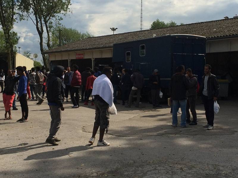Europoslanec Tomáš Zdechovský navštívil uprchlický tábor ve francouzském Calais. 