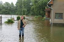 František Wimmer u svého domku.