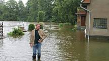 František Wimmer u svého domku.