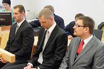 Ivan Padělek, Ladislav Čepera a Michal Kašpar (zleva) si u jihlavského soudu vyslechli rozsudek už před rokem. Po doplnění některých důkazů lze vynesení rozsudku očekávat v pondělí. 