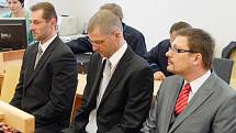 Ivan Padělek, Ladislav Čepera a Michal Kašpar (zleva) si u jihlavského soudu vyslechli rozsudek už před rokem. Po doplnění některých důkazů lze vynesení rozsudku očekávat v pondělí. 