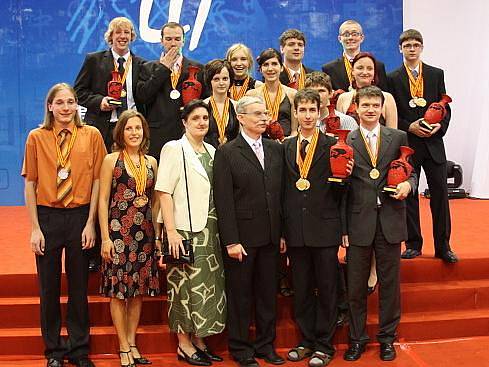 Stovky nejlepších písařů z třiceti zemí světa porazil na šampionátu v Pekingu šestnáctiletý student Luboš Beran. Čest Vysočině ale nedělal sám, doprovázela ho Petra Kinclová z Bystřice nad Pernštejnem, která získala jedno stříbro a dvakrát bronz. 