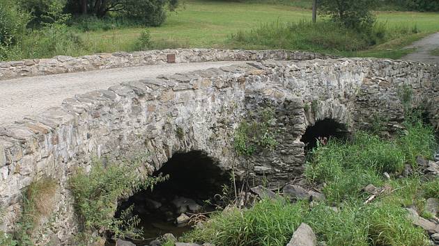 Historický kamenný most u Věžnice přežil staletí, jeho budoucnost je ale nejistá.