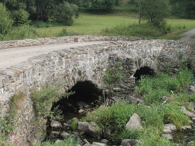 Historický kamenný most u Věžnice přežil staletí, jeho budoucnost je ale nejistá.