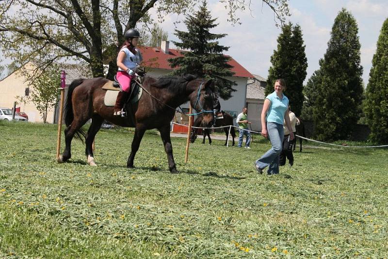 Na jezdce v Číhošti rozhodně nečekaly jen lehké úkoly. Takový hod oštěpem přesně na terč se pro mnohé ukázal jako neřešitelná úloha. O výsledky tu ale šlo až na druhé místě. „Chtěli jsme se hlavně pobavit,“ řekla organizátorka Jitka Kovářová. 