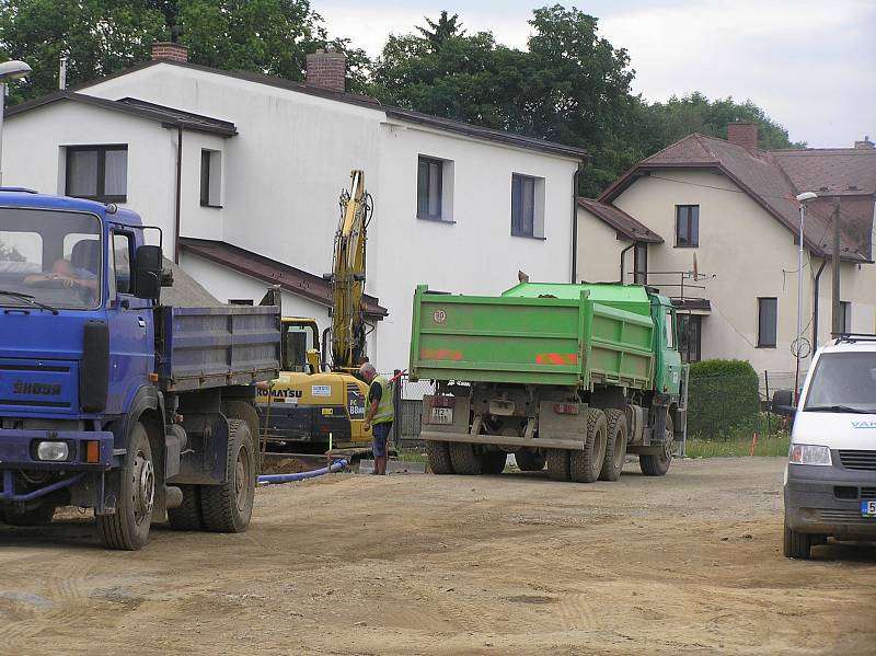 Práce v Mírové ulici začaly v únoru, skončit mají podle harmonogramu v polovině prosince. Jde o společnou investici města Havlíčkův Brod a Kraje Vysočina.