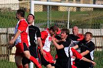 Euforie vypukla u světelských hráčů (v černém) po vyhraném zápase nad Žirovnicí, ve kterém se jim podařilo vstřelit vítězný gól v devíti lidech. 