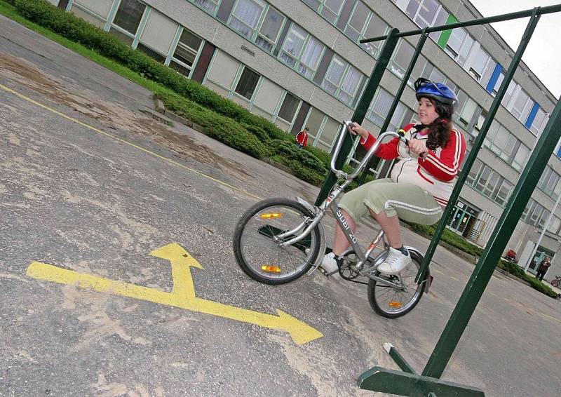 Čtyři čtyřčlenná družstva dětských cyklistů zápolila o to, které nejlépe projde nástrahami testů ze zdravovědy a pravidel silničního provozu. 