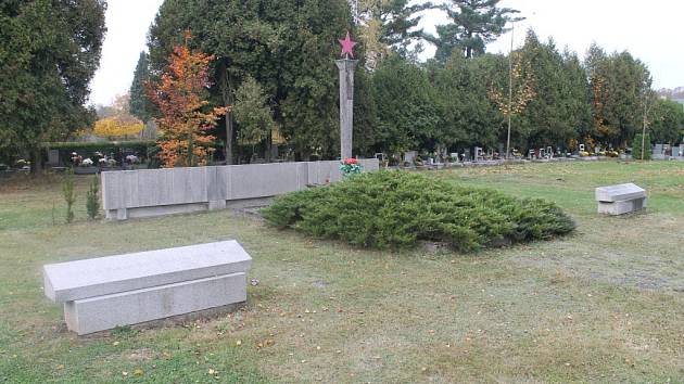 Zásadní proměnou projde v nadcházejících dvou letech vojenské pietní místo na havlíčkobrodském novém hřbitově. Stávající pomník z roku 1966 (na snímku) bude nahrazen novým. Stane se tak na podzim 2018. 