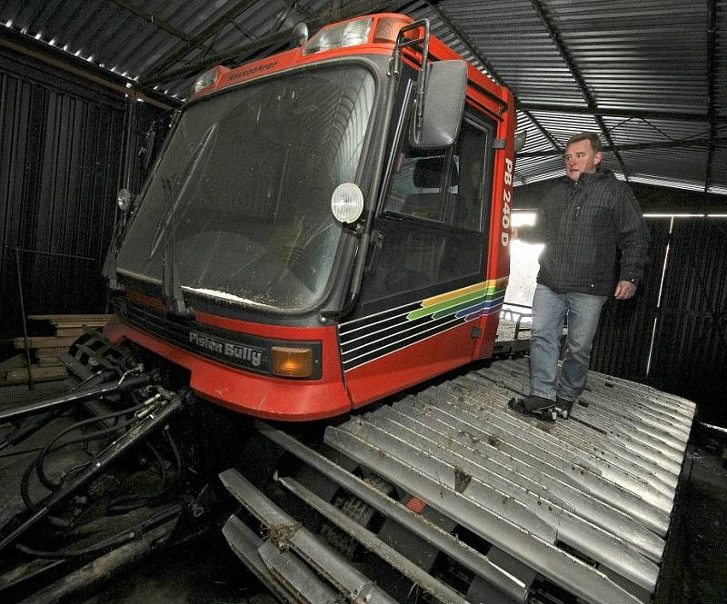 „Nekupovali jsme novou rolbu. Taková dnes stojí řádově tři miliony korun a výše. Tuto jsem sehnali v Rakousku za necelý milion,“ říká Zdeněk Novotný, který je spolu s dalším kolegou i velmi šikovným údržbářem. 