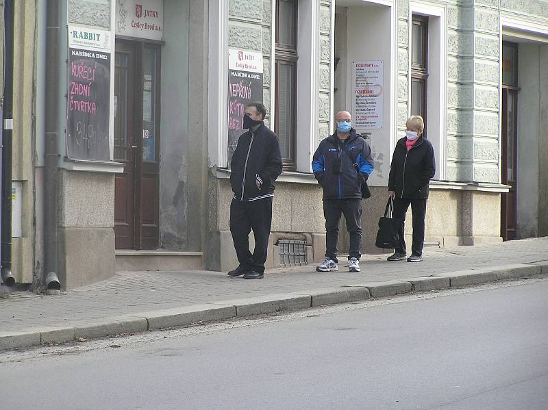 Zákazníci obchodů v Havlíčkově Brodě si stěžují na nová vládní opatření.