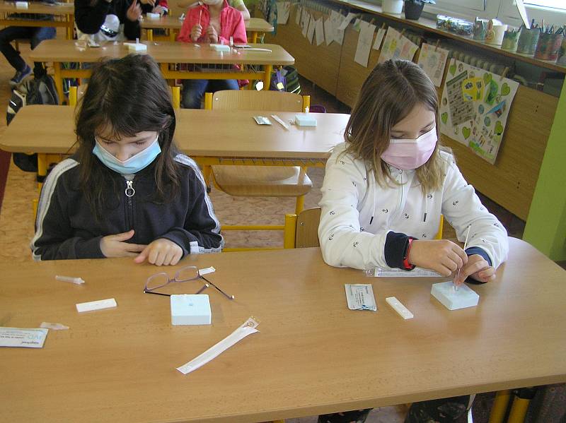 V mateřské škole ve Ždírci si děti testovali rodiče, školáci to brali jako zábavu.