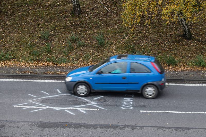 Na silnici I/38 v Havlíčkově Brodě se objevil nápis "coonda".