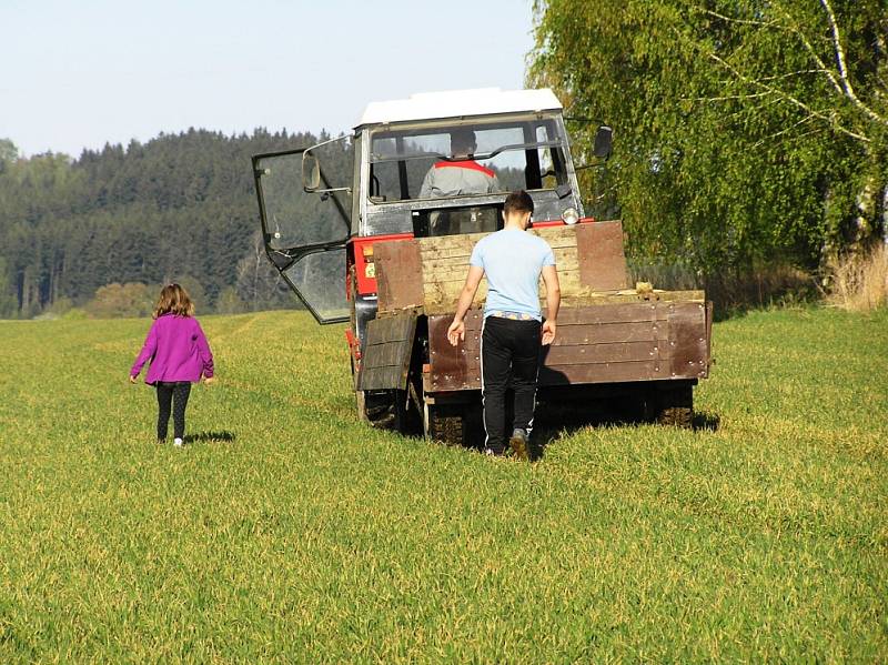 Mali hasiči z Dobré se vydali na sběr kamení.