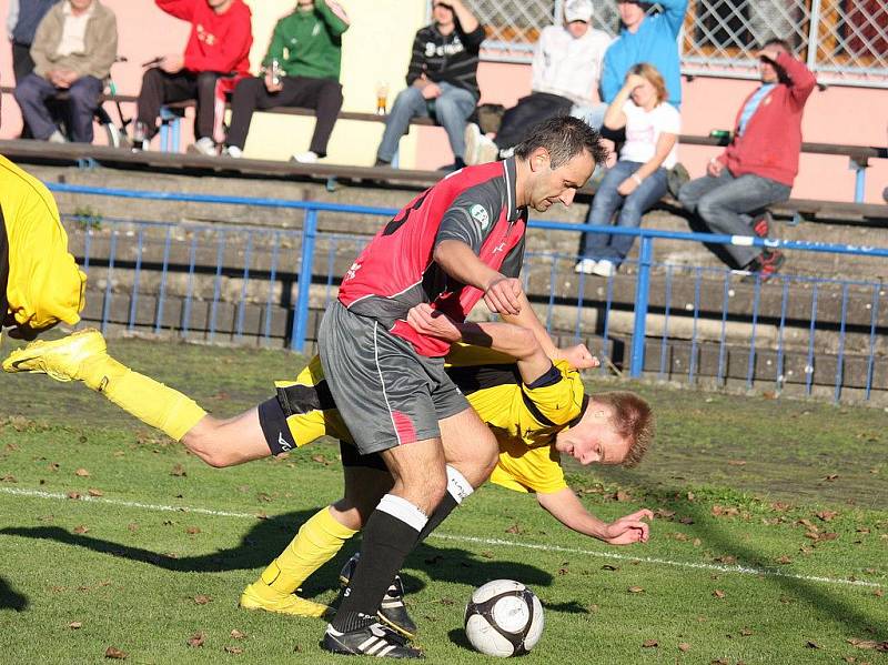 Pan střelec je bezpochyby Roman Zeman (v červeném), který rozhodl o remíze s Chotěboří.