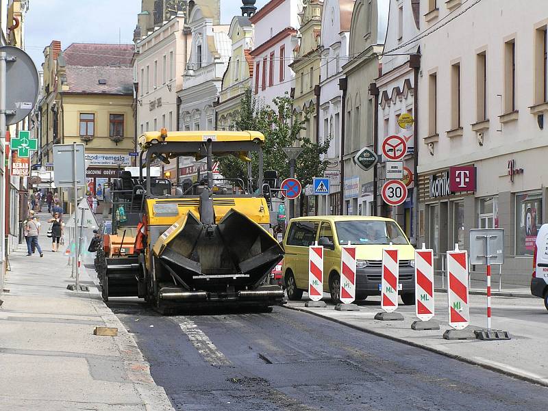 S dopravním omezením se museli dočasně smířit řidiči v centru Havlíčkova Brodu. Důvodem byly opravy povrchu komunikace v ulici Dolní po výkopových pracích na plynovodu.