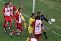 Přibyslavští fotbalisté (v červeném) vstoupili do nové sezony v souboji s nováčkem soutěže se Štoky.