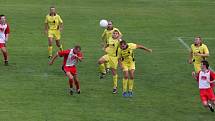 Přibyslavští fotbalisté (v červeném) vstoupili do nové sezony v souboji s nováčkem soutěže se Štoky.