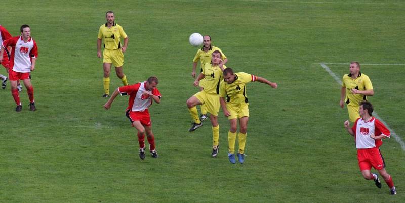 Přibyslavští fotbalisté (v červeném) vstoupili do nové sezony v souboji s nováčkem soutěže se Štoky.