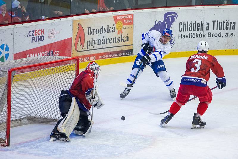 Hokejové utkání čtvrtfinále play-off 2. ligy mezi domácím BK Havlíčkův Brod (v červeném) a HC Tábor.