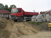 Stavba kruhového objezdu v Přibyslavi.