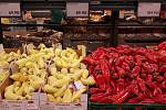 Při koupi paprik a další zeleniny z dovozu musejí zákazníci sáhnout hloub do kapsy. Ilustrační foto.