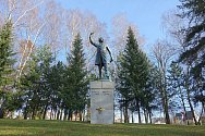 Trávník kolem pomníku Karla Havlíčka Borovského se letos změní v květnatou louku.