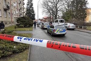 Tělo mrtvé ženy nechal loni v únoru pachatel před domem ve Smetanově ulici.