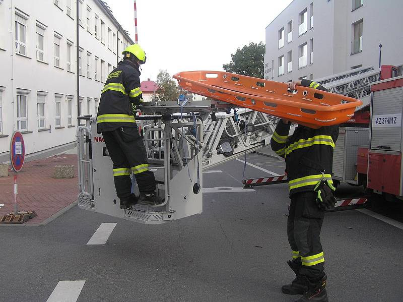 Cvičná evakuace pacientů z hořícího oddělení brodské nemocnice.