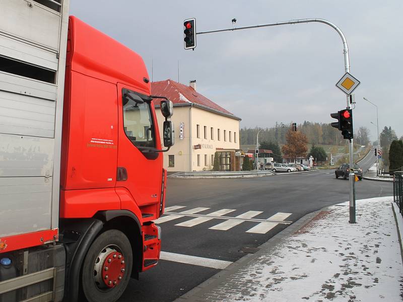 Průjezd vozidel Ždírcem hlídají od čtvrtku „chytré“ semafory.