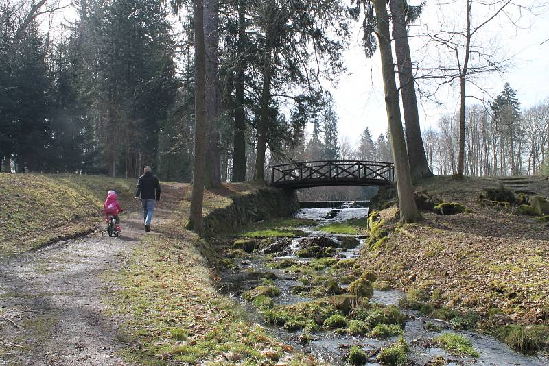 Světelský park návštěvníkům nabízí malebná zákoutí s lavičkami i zajímavé stavby, jako jsou mosty nebo altánky. Na snímku v pozadí je Andělský most, u kterého bude stát socha anděla.