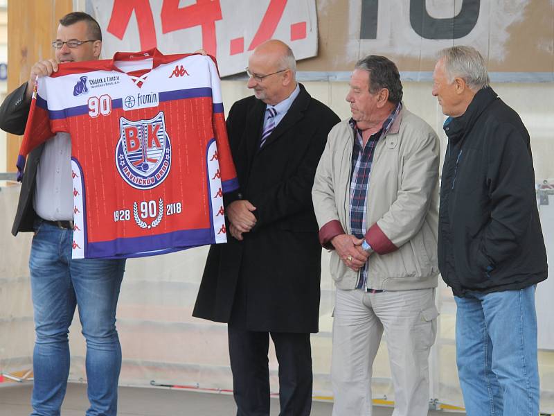 Devadesátku letos budou mít na dresu havlíčkobrodští hokejisté k 90. výročí založení klubu. Dres pokřtily legendy brodského hokeje Jan Suchý a Jiří Holík.