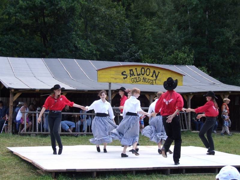 Ruty – Šuty. Taneční skupina Ruty – Šuty předvedla ve westernovém městečku Stonetown americké tance i step.